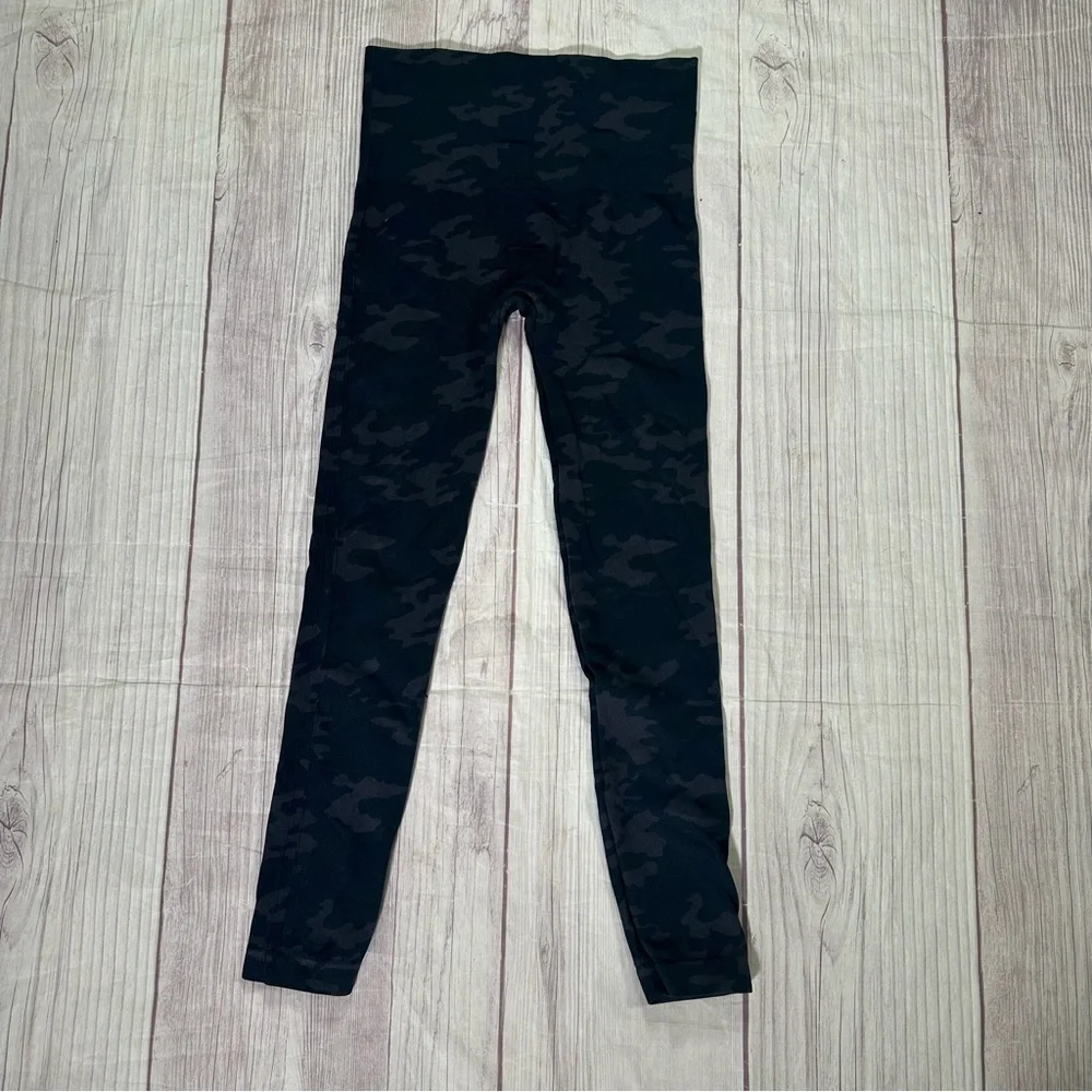 Women’s Spanx Seamless Shaping Leggings Black Camo Size‎ Medium